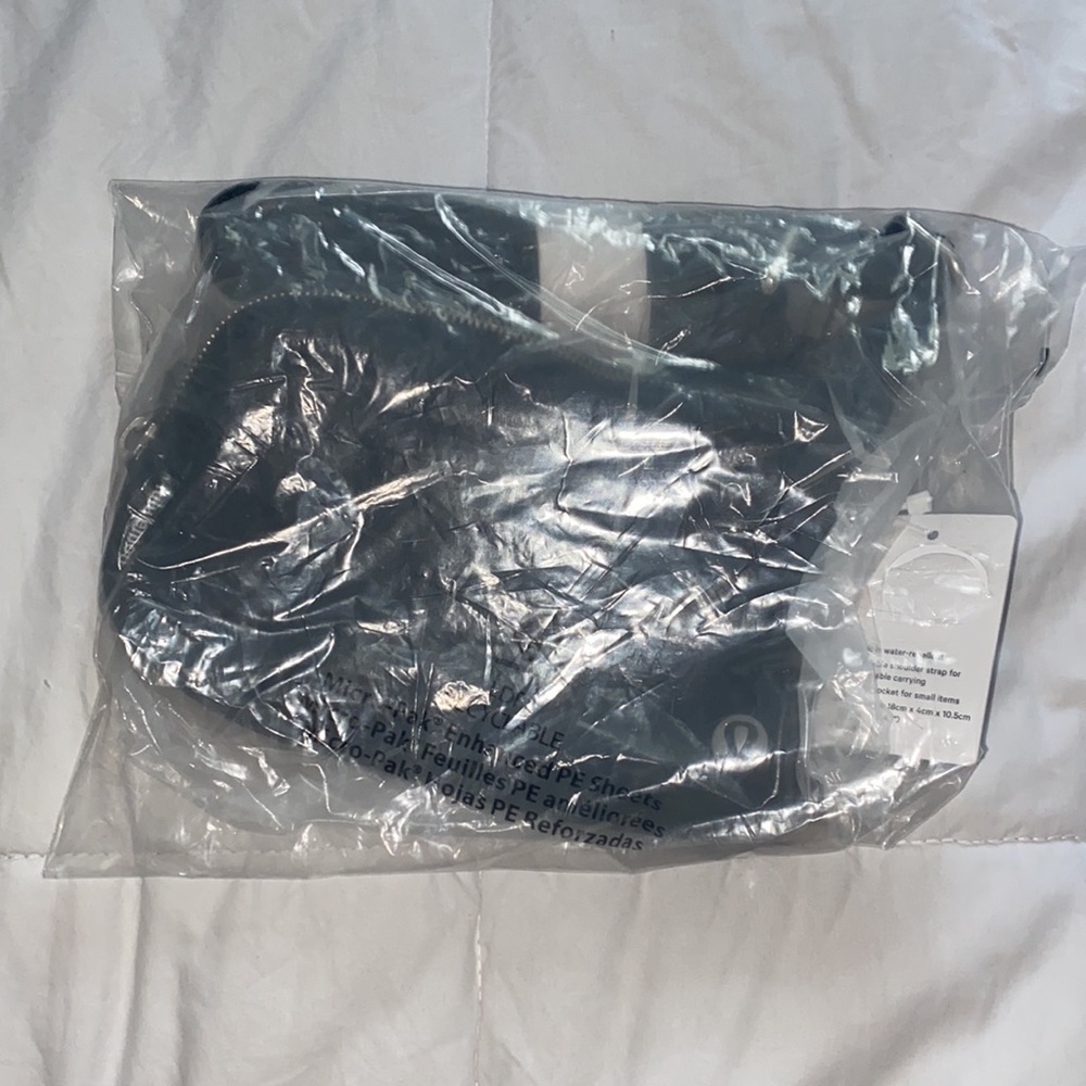 NWT Black/White Lululemon Crossbody Everywhere Belt Bag - Picture 4 of 6